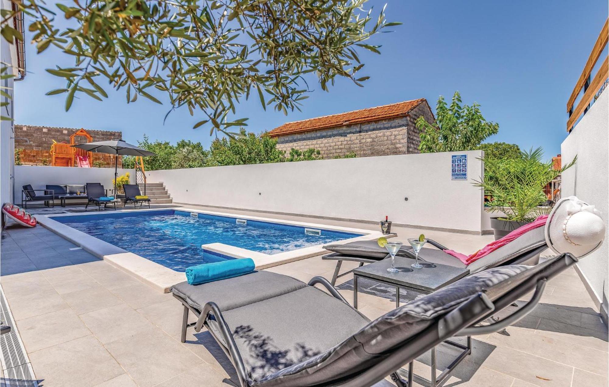 1 Bedroom Stunning Apartment In พูลา ภายนอก รูปภาพ