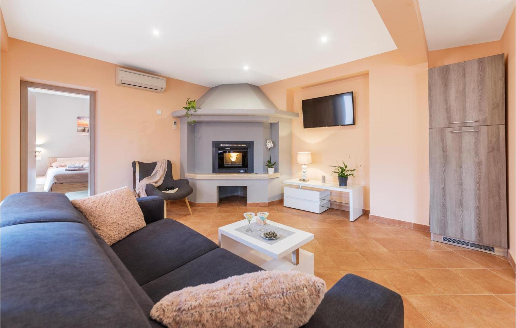 1 Bedroom Stunning Apartment In พูลา ภายนอก รูปภาพ