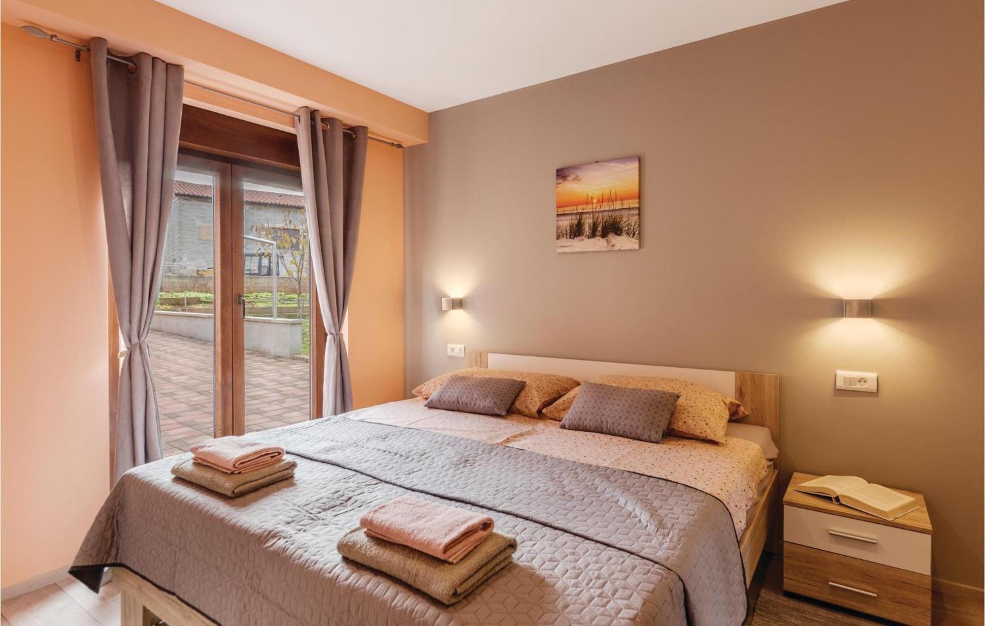 1 Bedroom Stunning Apartment In พูลา ภายนอก รูปภาพ